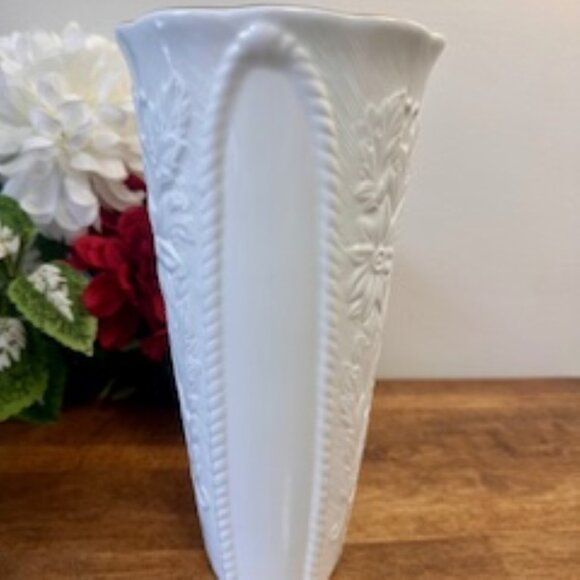 Vintage Pfaltzgraff White‎ Porcelain Vase Floral Embossed USA Artware - Picture 6 of 7